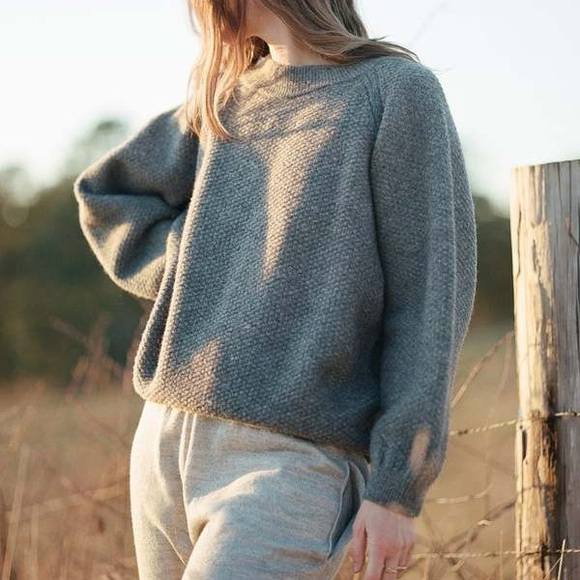 Elegant Gray Women´s Crew Neck Sweater